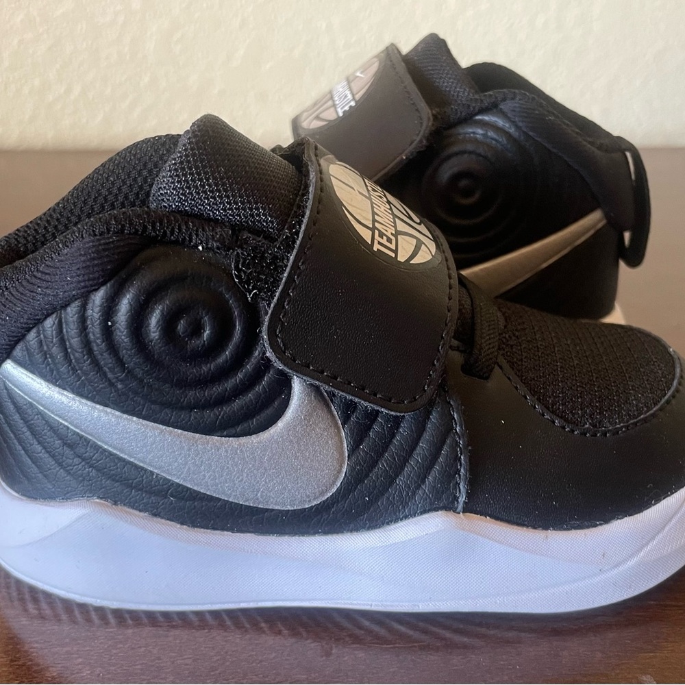 Nike Toddler Team Hustle Sneakers